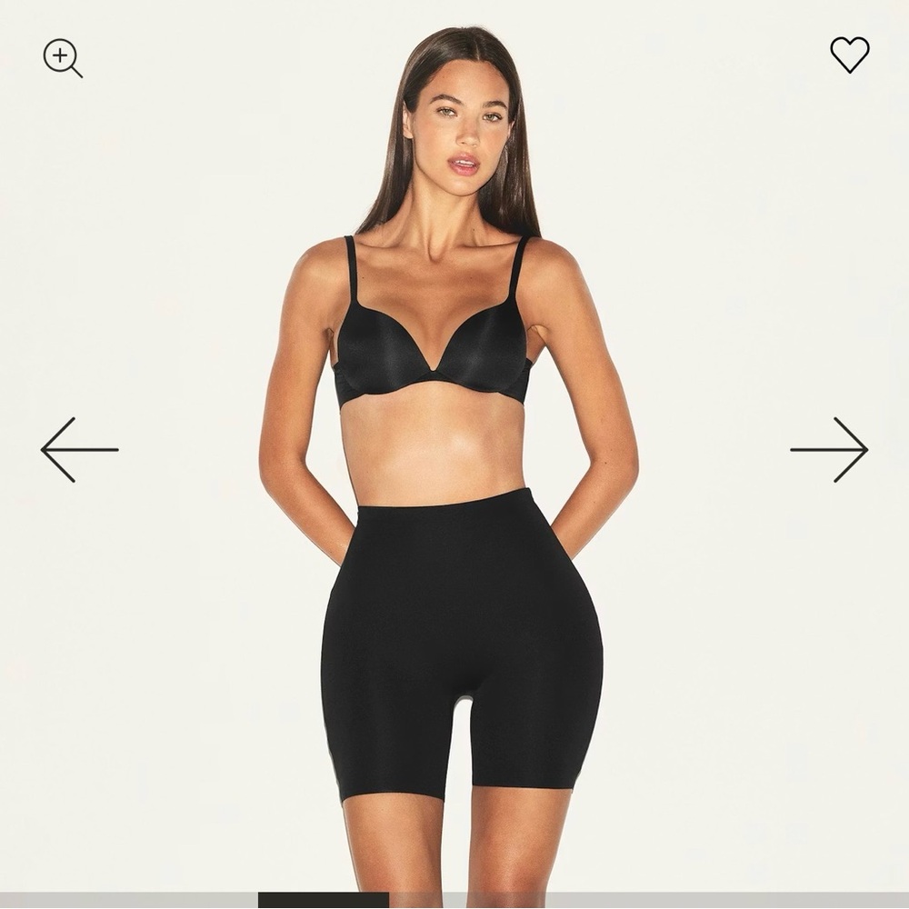 SKIMS BODY hip shaping mid thigh short - ONYX